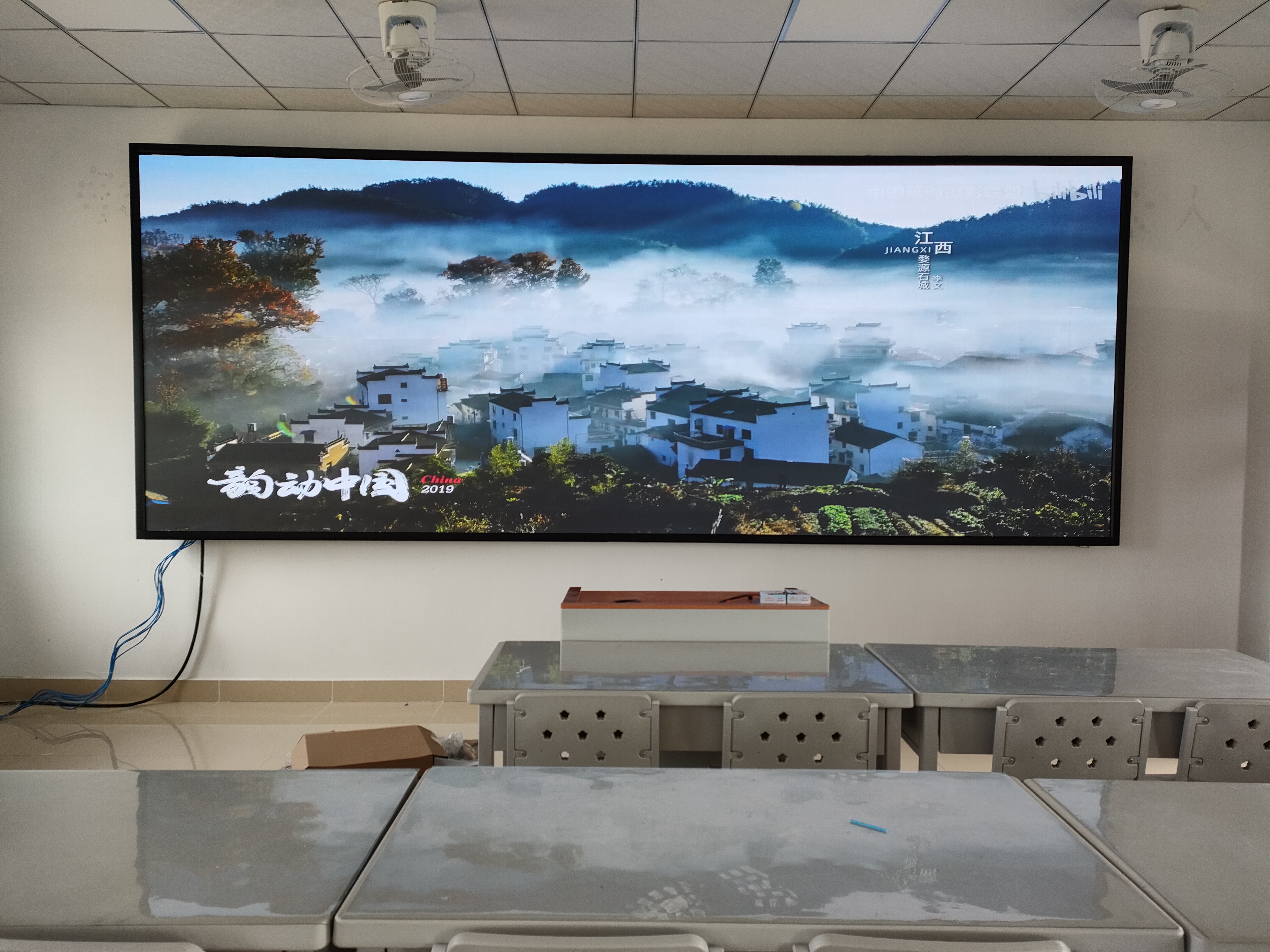 安裝戶外LED大屏?xí)r，怎樣設(shè)計結(jié)構(gòu)才能既保證穩(wěn)定性又降低風(fēng)阻？